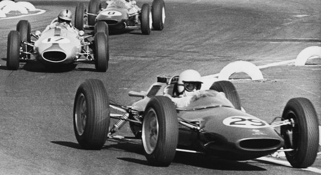 Taylor lidera en el Lotus ganador (#29) que cedería a Clark (#8), quien sigue a Brabham (#17)