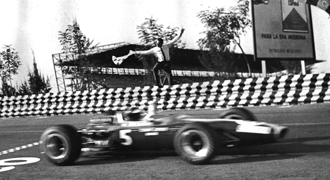 Clark cruza la meta victorioso ante el banderazo del director del Gran Premio, Javier Velázquez.