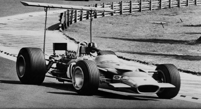 Hill con su Lotus 49B de ala trasera alta, como determinaba la aerodinámica rudimentaria