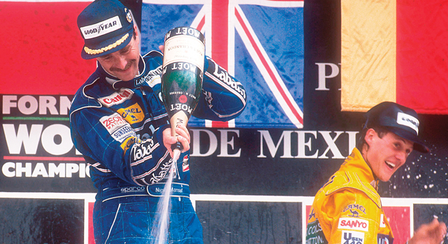 Mansell baña de champaña a Riccardo; Schumacher inicia su relación con el espumoso