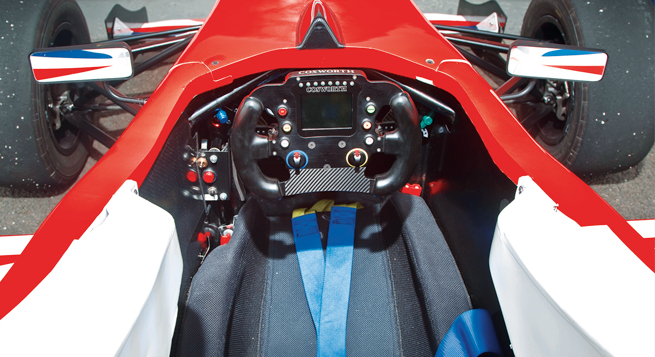 La cómoda cabina del F4 se siente como una versión a escala de la de un F1, con lecturas digitales y botones en un volante recortado