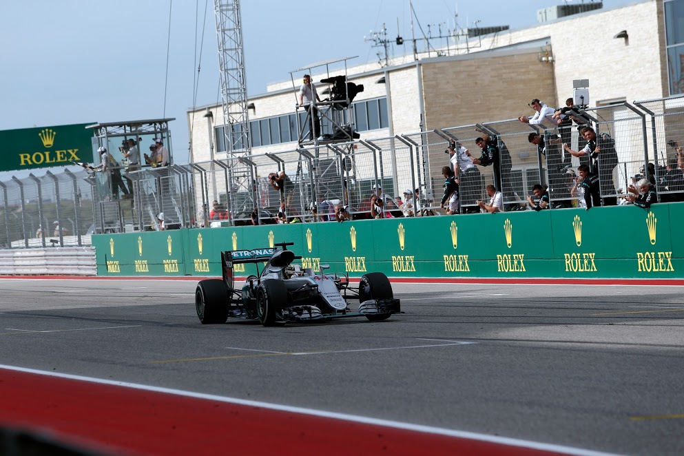 Lewis Hamilton (GBR) Mercedes AMG F1 cruzando la meta como vencedor. G.P. de EEUU, Circuito de Las Américas, Austin, Texas, Decimoctacva prueba del mundial, domingo 23, octubre, 2016.