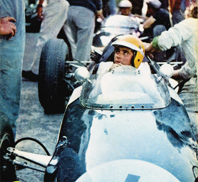 Ricardo nunca había usado un casco envolvente moderno en una carrera y compró uno para el GP de México, el cual se aprecia en la foto.