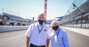 Jean Todt en la Indianápolis 500 con Roger Penske (FOTO: Gustavo Rosso)