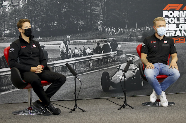Intensa batalla entre ambos Haas, parece que por la permanencia en F1 (FOTO: FIA Pool/Haas F1 Team)