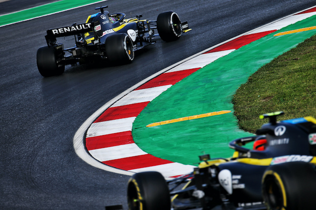 icciardo no quita el pie del acelerador mientras termina de demoler a Ocon (FOTO: Renault F1 Team/FIA Pool Image)