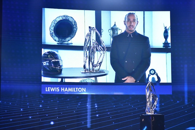 Lewis Hamilton con su séptimo trofeo de F1 (FOTO: FIA)