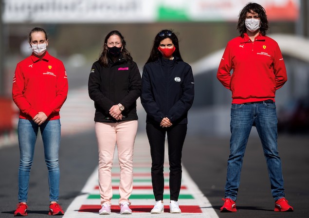 Izq-Der: Maya Weug, Deborah Mayer, Barba Silva (Responsibilidad Social de FIA) y Marco Matassa (Cabeza del Ferrari Driver Academy)