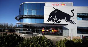Cinco integrantes más de Mercedes irán a área motriz de Red Bull
