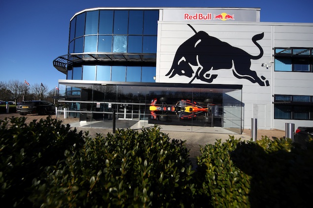 Cinco integrantes más de Mercedes irán a área motriz de Red Bull