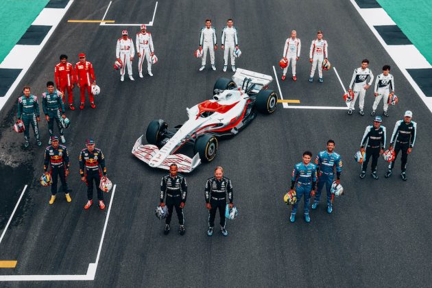 Los pilotos con el prototipo del auto 2022 de F1 (FOTO: F1)