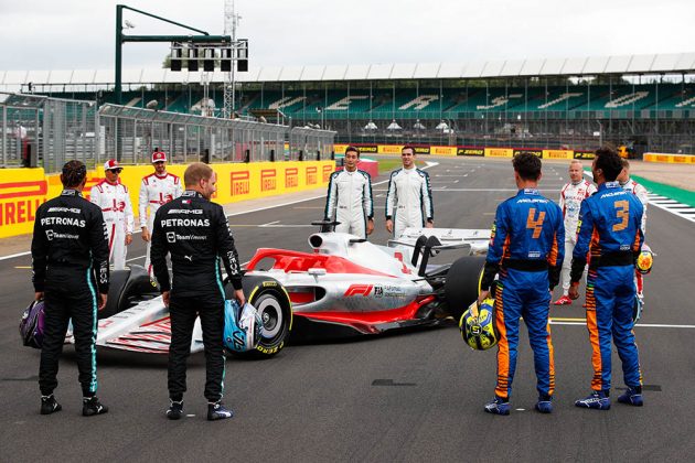 Los pilotos con el prototipo del auto 2022 de F1 (FOTO: Charles Coates/Pirelli)