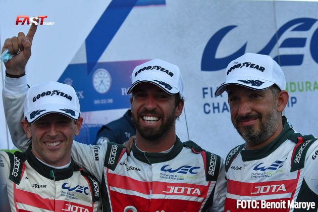 Roberto González, Antonio Félix da Costa y Anthony Davidson, ganadores de las "6H de Portimao", clase LMP2 del WEC, con el ORECA No. 38 de JOTA Sport (FOTO: Benoit Maroye para FASTMag)