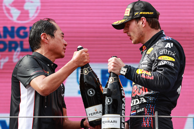 Toyoharu Tanabe con Max Verstappen tras ganar GP de Austria (FOTO: Mark Thompson/Red Bull Content Pool)