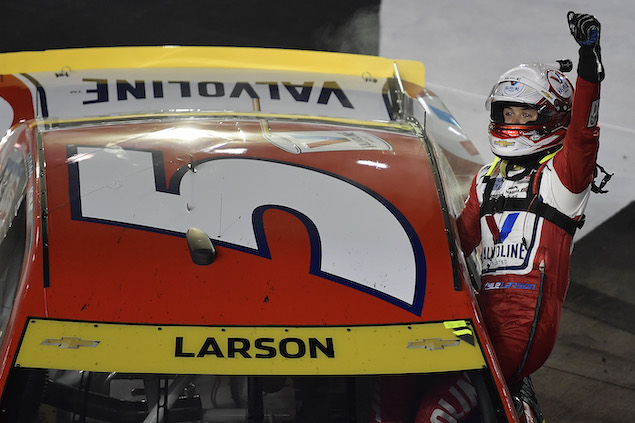 Larson gana en noche explosiva en Bristol (FOTO: Logan Riely/NASCAR)
