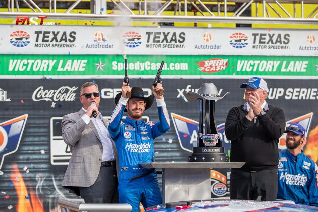 Kyle Larson, con el No. 5 de Hendrick Motorsports, ganador del Autotrader EchoPark Automotive 500 en el óvalo de Texas (FOTO: Arturo Vega para FASTMag)