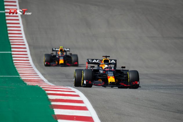 Max Verstappen y Sergio Pérez (Red Bull Racing) durante el GP de Estados Unidos 2021 de F1 en el Circuito de las Américas (FOTO: Nick Hreror para FASTMag)