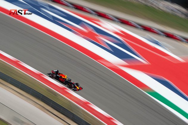 Sergio Pérez (Red Bull Racing) durante la tercera práctica libre del GP de Estados Unidos de F1 en el Circuito de las Américas de Austin(FOTO: Nick Hreror para FASTMag)