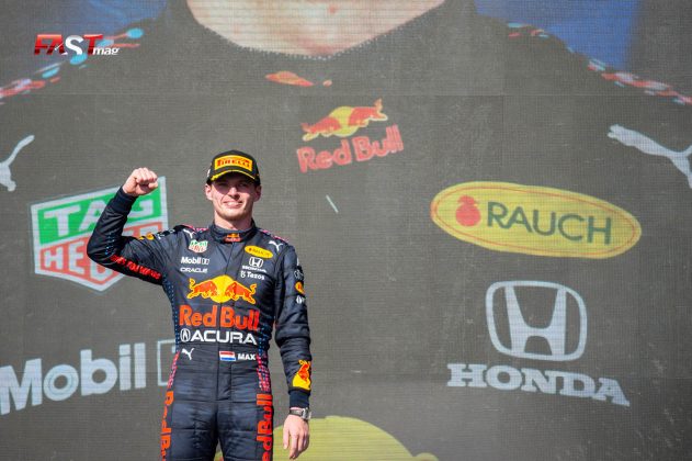 Max Verstappen (Red Bull Racing) en el podio de triunfadores del GP de Estados Unidos 2021 de F1 en el Circuito de las Américas (FOTO: Nick Hreror para FASTMag)