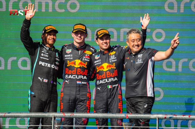 Max Verstappen, Lewis Hamilton, Sergio Pérez y Masashi Yamamoto en el podio de triunfadores del GP de Estados Unidos 2021 de F1 en el Circuito de las Américas (FOTO: Nick Hreror para FASTMag)