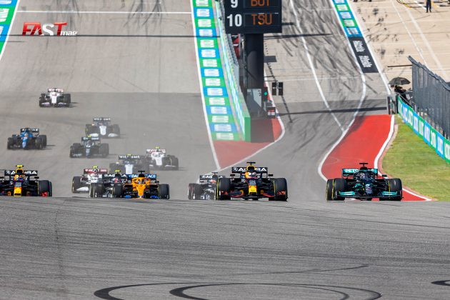 Lewis Hamilton (Mercedes) ataca a Max Verstappen (Red Bull Racing) por el liderato en el arranque del GP de Estados Unidos 2021 de F1, en el Circuito de las Américas (FOTO: Arturo Vega para FASTMag)