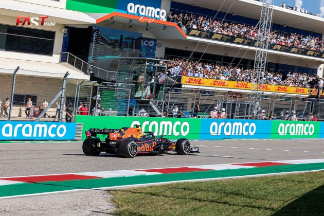 Max Verstappen (Red Bull Racing) cruza la meta en primer lugar para ganar el GP de Estados Unidos 2021 de F1 en el Circuito de las Américas (FOTO: Arturo Vega para FASTMag)