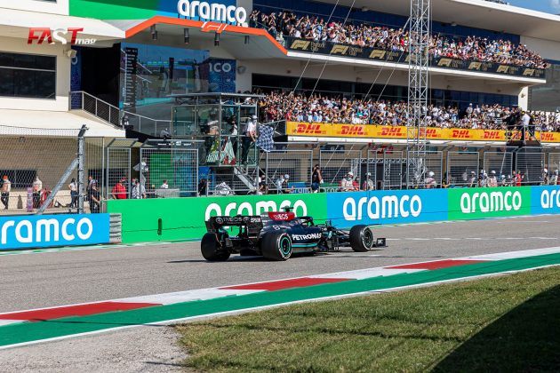 Lewis Hamilton (Mercedes AMG F1) cruza la meta en segundo lugar del GP de Estados Unidos 2021 de F1 en el Circuito de las Américas (FOTO: Arturo Vega para FASTMag)