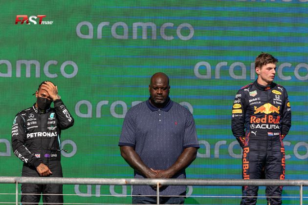 Max Verstappen (Red Bull Racing), Lewis Hamilton (Mercedes AMG F1) y Shaquille O'Neal en el podio de triunfadores del GP de Estados Unidos 2021 de F1 en el Circuito de las Américas (FOTO: Arturo Vega para FASTMag)