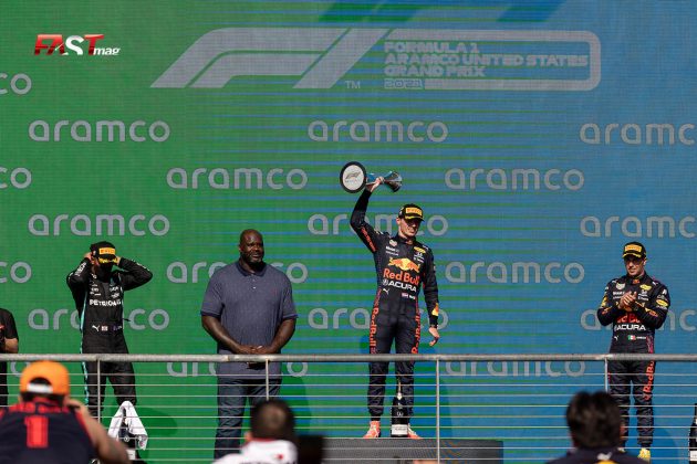 Max Verstappen (Red Bull Racing) recibe el trofeo de primer lugar del GP de Estados Unidos 2021 de F1 en el Circuito de las Américas (FOTO: Arturo Vega para FASTMag)