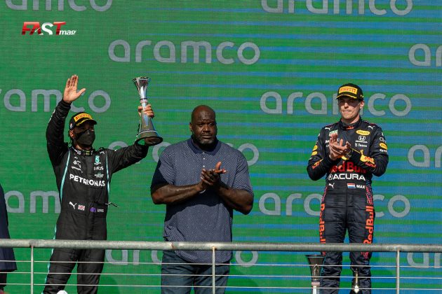 Lewis Hamilton (Mercedes AMG F1) recibe el trofeo de segundo lugar del GP de Estados Unidos 2021 de F1 en el Circuito de las Américas (FOTO: Arturo Vega para FASTMag)