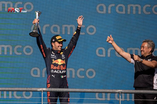 Sergio Pérez (Red Bull Racing) recibe el trofeo de tercer lugar del GP de Estados Unidos 2021 de F1 en el Circuito de las Américas. A su lado, Masashi Yamamoto, jefe del programa de Honda (FOTO: Arturo Vega para FASTMag)