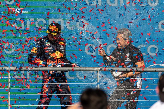 El festejo de Max Verstappen (Red Bull Racing) y Masashi Yamamoto (Honda) durante el GP de Estados Unidos F1 2021 en el Circuito de las Américas (FOTO: Arturo Vega para FASTMag)