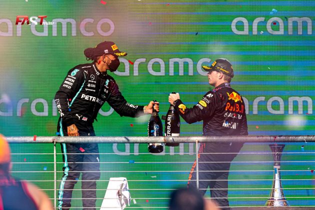 Max Verstappen (Red Bull Racing) y Lewis Hamilton (Mercedes AMG F1) en el podio del GP de Estados Unidos F1 2021 en el Circuito de las Américas (FOTO: Arturo Vega para FASTMag)