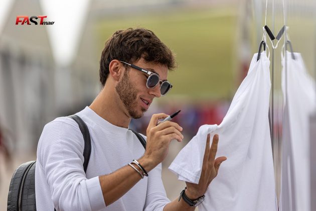 Pierre Gasly (Scuderia AlphaTauri) dando autógrafos durante el GP de Estados Unidos F1 2021 en el Circuito de las Américas (FOTO: Arturo Vega para FASTMag)