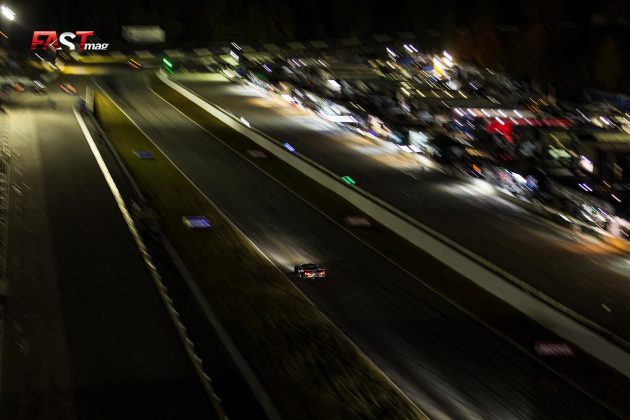Acción nocturna de la 24º edición de Petit Le Mans, ronda final del Campeonato 2021 de IMSA (FOTO: Arturo Vega para FASTMag