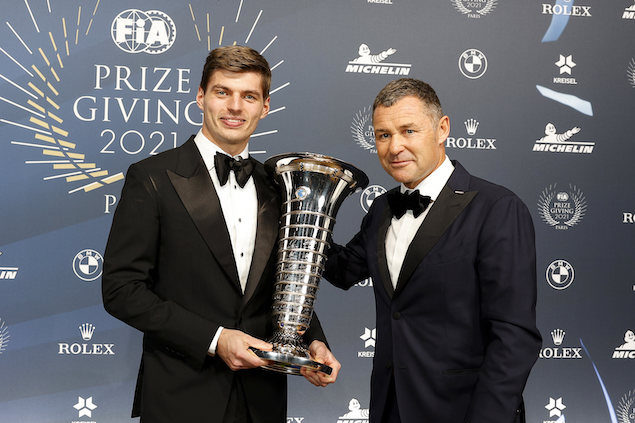 Verstappen recibe trofeo de campeón en Gala de FIA (FOTO: FIA)