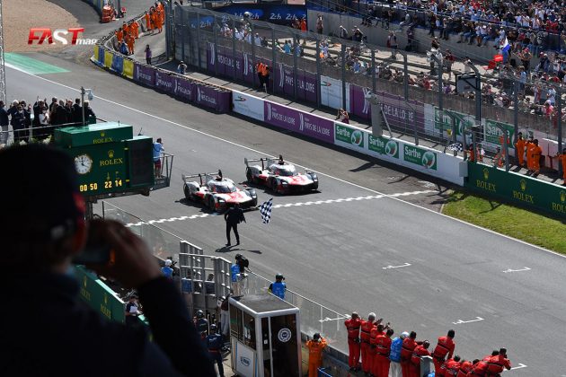 Los Hiperautos Toyota completando las "24 Horas de Le Mans" 2021, con el No. 7 de José María López, Kamui Kobayashi y Mike Conway siendo ganadores absolutos (FOTO: Benoit Maroye para FASTMag)