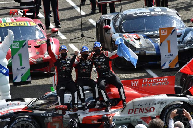 José María López, Kamui Kobayashi y Mike Conway (Toyota GAZOO Racing), ganadores de las "24 Horas de Le Mans" 2021 (FOTO: Benoit Maroye para FASTMag)