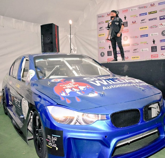 Mauricio Hernández presentando el auto con el que correrá en Copa Notiauto en 2022