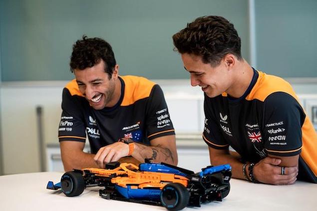 Daniel Ricciardo y Lando Norris con el McLaren MCL35M en versión LEGO (FOTO: McLaren Racing)
