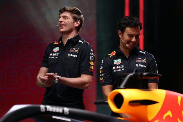Max Verstappen y Sergio Pérez en la presentación del Red Bull Racing RB18 (FOTO: Bryn Lennon/Red Bull Content Pool)