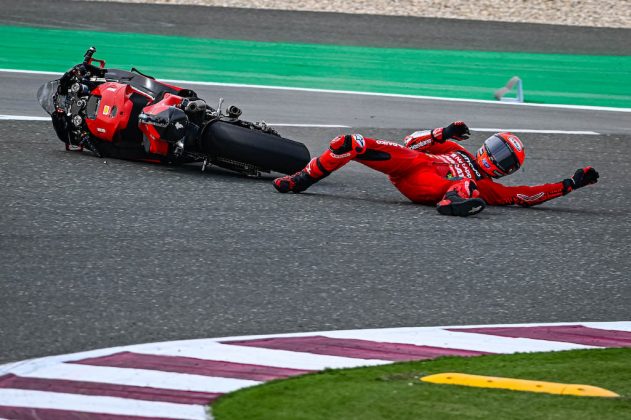 Caída de Francesco Bagnaia (Ducati) durante las prácticas del GP de Katar 2022 (FOTO: Dorna)