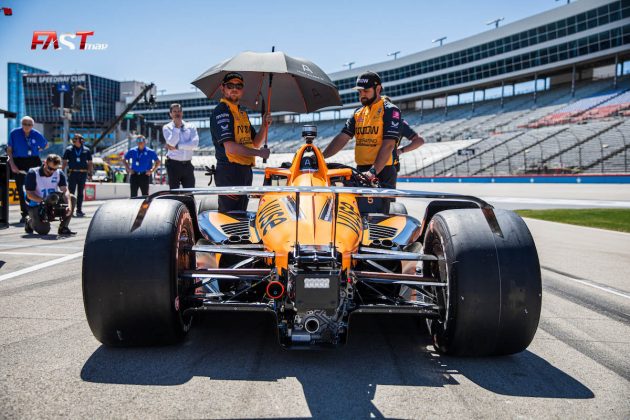 Felix Rosenqvist (ARROW McLaren SP) durante el sábado de acción del Texas 375 de IndyCar (FOTO: Arturo Vega para FASTMag)