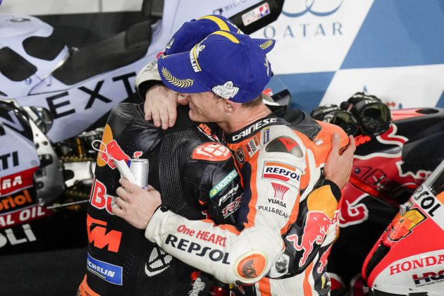 Enea Bastianini (Gresini Racing Aprilia) es felicitado por Pol Espargaró (Honda) tras ganar el Gran Premio de Katar 2022 de MotoGP (FOTO: Dorna)