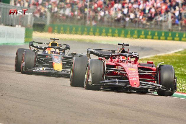 Charles Leclerc (Scuderia Ferrari) es perseguido por Max Verstappen (Red Bull) en la Carrera Sprint del GP de Emilia Romaña de F1 2022 en Imola (FOTO: Piergiorgio Facchinetti para FASTMag)