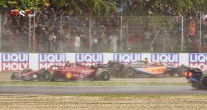 Carlos Sainz (Scuderia Ferrari) y Daniel Ricciardo (McLaren), involucrados en un despiste en el inicio del GP de Emilia Romaña 2022 de F1 (FOTO: Piergiorgio Facchinetti para FASTMag)