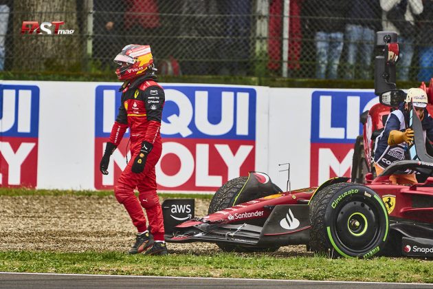Carlos Sainz (Scuderia Ferrari) fuera del auto tras su despiste en el inicio dell GP de Emilia Romaña 2022 de F1 (FOTO: Piergiorgio Facchinetti para FASTMag)