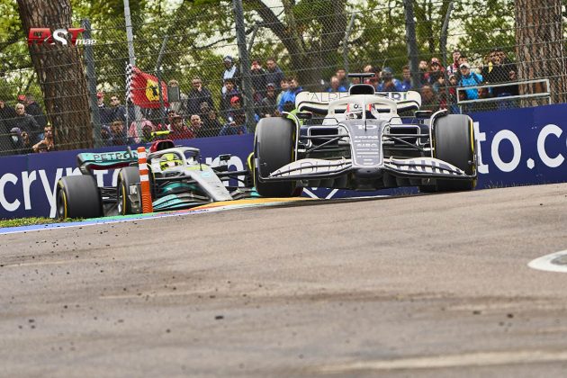 Pierre Gasly (Scuderia AlphaTauri) es perseguido por Lewis Hamilton (Mercedes AMG F1 Team) durante el GP de Emilia Romaña 2022 de F1 (FOTO: Piergiorgio Facchinetti para FASTMag)