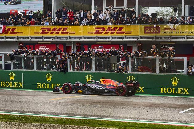 Max Verstappen cruzando la meta para ganar el GP de Emilia Romaña de F1 en Imola (FOTO: Piergiorgio Facchinetti para FASTMag)