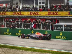 Sergio Pérez cruzando la meta para finalizar en 2º lugar en el GP de Emilia Romaña de F1 en Imola (FOTO: Piergiorgio Facchinetti para FASTMag)